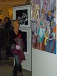 Interessierte Besucherin in unserer Ausstellung “see more jazz in fine art”