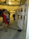 Interessierte Besucherinnen in unserer Ausstellung “see more jazz in fine art”