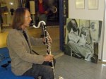 Jürgen Plato in Zwiegespräch mit dem Trompeter von Conny Stark auf der Eröffnung unserer Ausstellung “see more jazz in fine art”